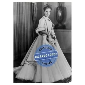 Evita con traje de gala.