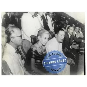 Evita y Perón en el Autódromo, presenciando una carrera.
