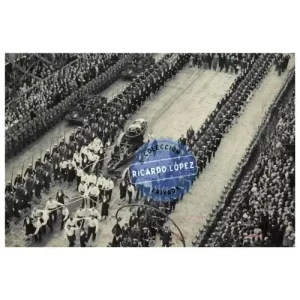 Conducción del féretro de Evita en una cureña en forma personal, por mujeres y hombres de varias organizaciones sociales, escoltada por las fuerzas armadas.